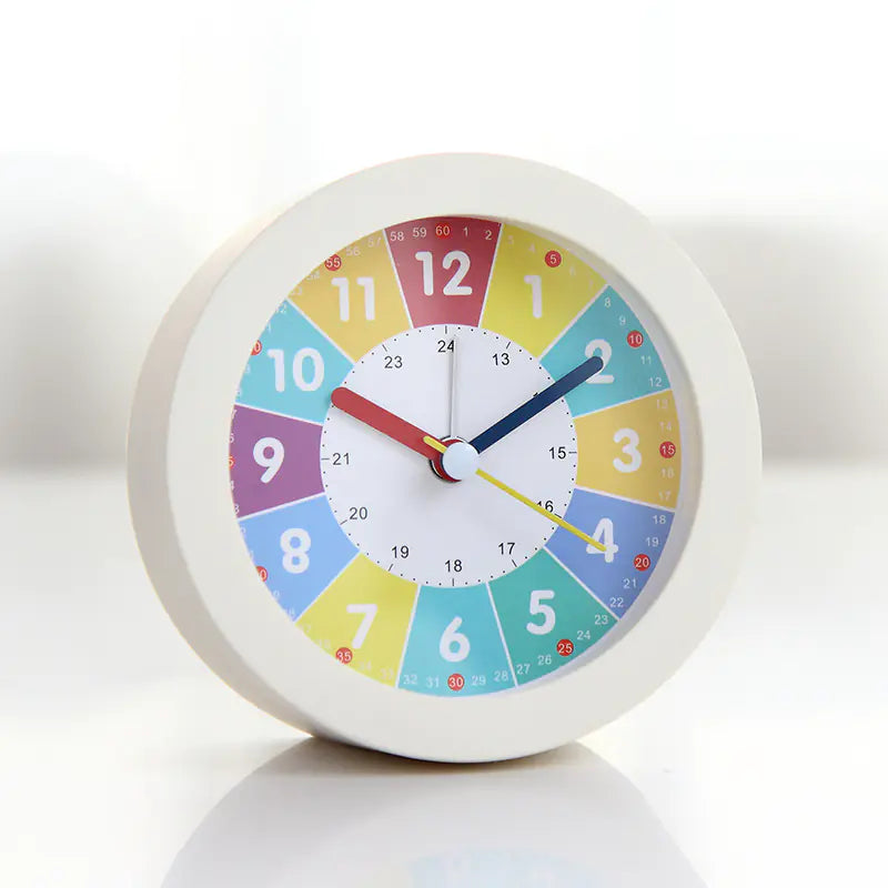 Características del reloj educativo infantil de plástico resistente tamaño 10x10x5 cm ligero y práctico