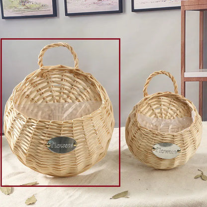 Cesta de mimbre montada en la pared para macetas con estilo boho y decoración natural