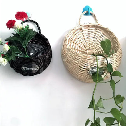 Detalle de cesta colgante de mimbre natural tejido a mano para decoración de pared